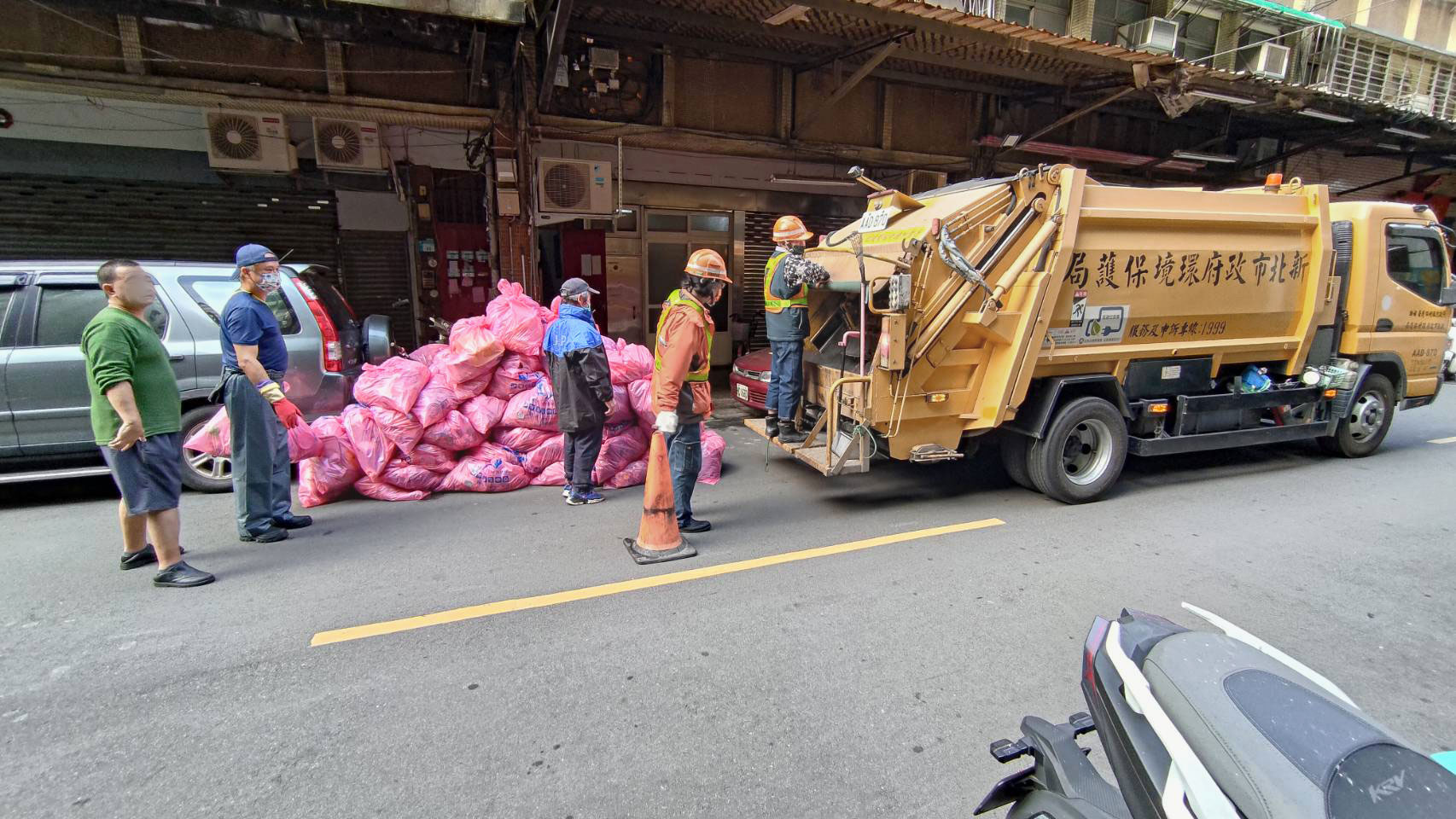 三重出隊，清理囤積垃圾山(標題圖檔)