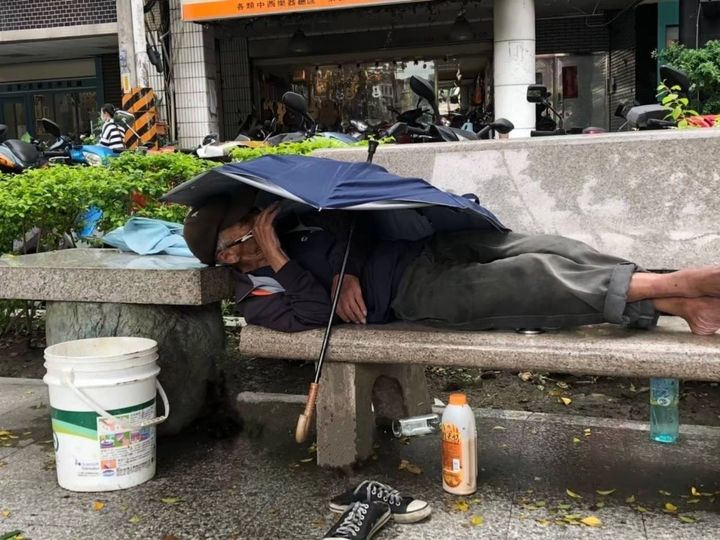 炎炎烈日，關心街頭流浪人(標題圖檔)