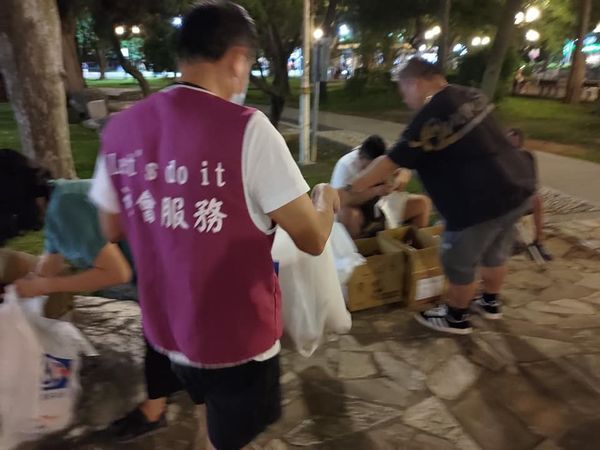 二片紙板、一條微微發臭卻又唯一的被子，這就是他們的「家」(標題圖檔)