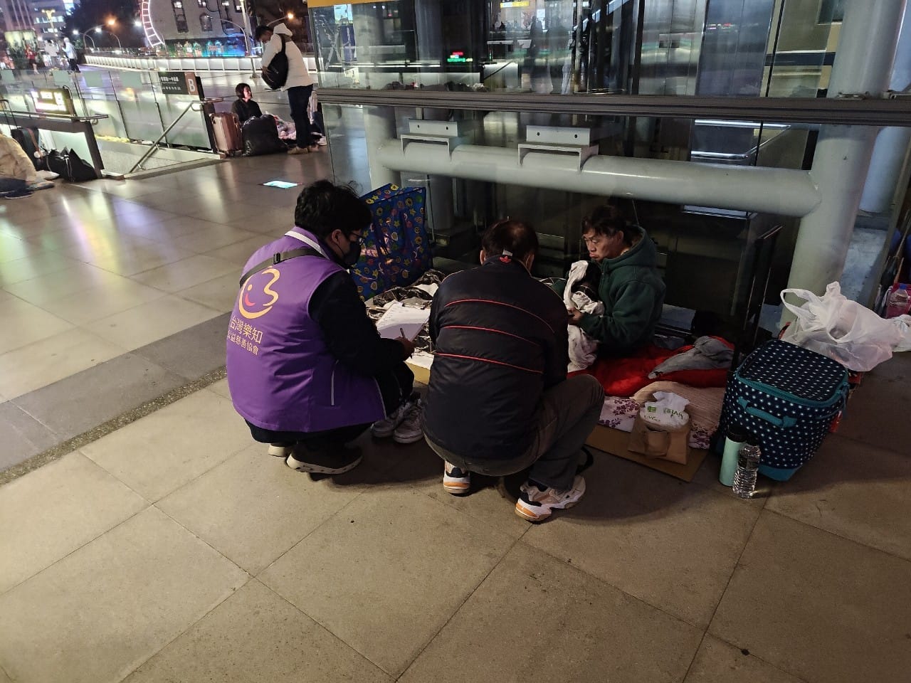 街友服務不間斷，幫助不願流浪的，不再流浪。(標題圖檔)