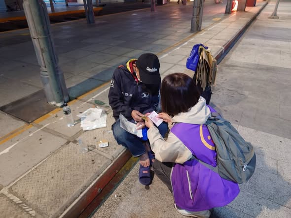 陪伴他們一起走過這段低谷(標題圖檔)