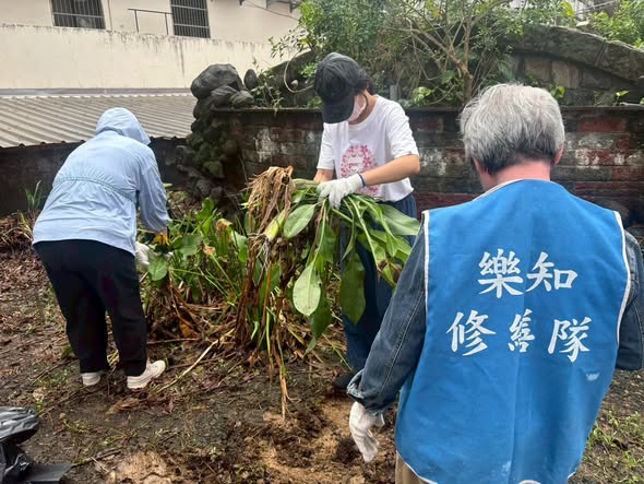 【鏟下的不是雜草，是荒蕪；種下的不是新土，是希望】(標題圖檔)