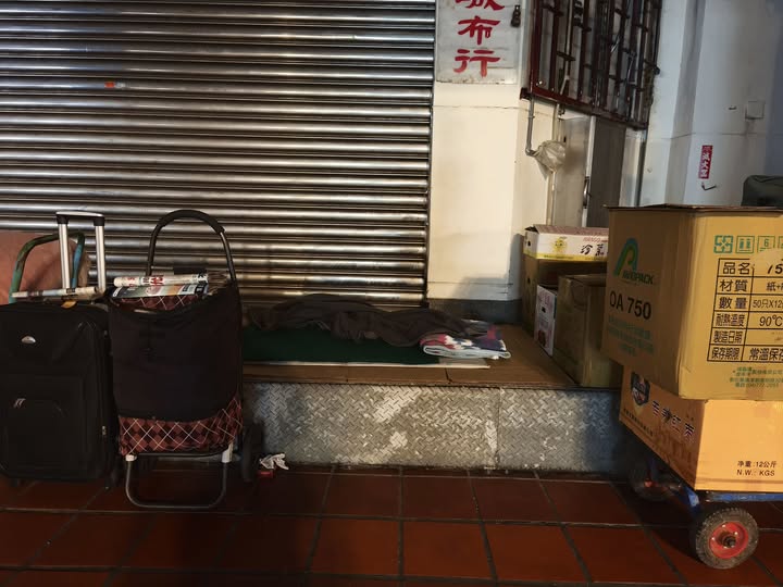 在黑夜中，接住每個墜落的靈魂(標題圖檔)