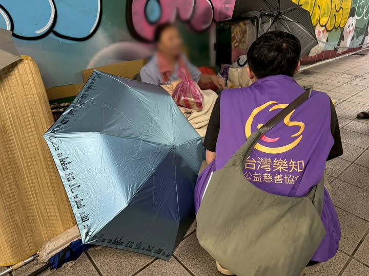 這堆雜物，可能是她唯一的安全感(標題圖檔)