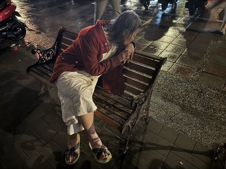 大雨中的安全守護與無聲對話(標題圖檔)