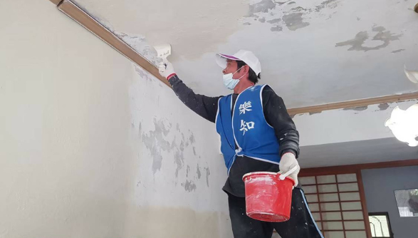 堅持天花板要油漆三次的老范(標題圖檔)